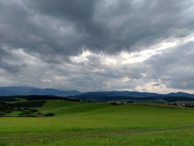 Renkli bulutlarla gün batımı ve gün doğumu. Slovakya