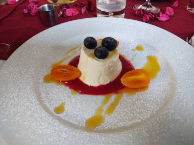 Tabağında böğürtlen olan çikolatalı panacota