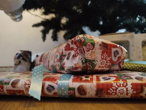 Рождественские Подарки Возле Елки Словакия — стоковое фото