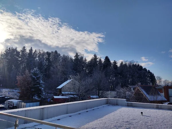 Zasněžená Střecha Budovy Budovami Zatažená Obloha Západu Slunce Pozadí — Stock fotografie