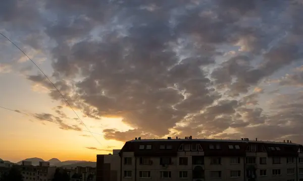 Unglaublicher Blick Auf Hochhäuser Mit Wolkenverhangenem Himmel — Stockfoto