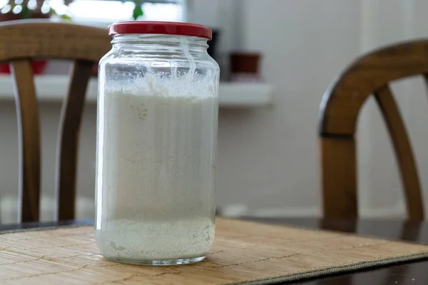 Botella Vidrio Sobre Fondo Casa —  Fotos de Stock