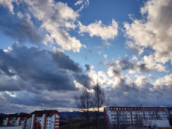 Sonnenaufgang Oder Sonnenuntergang Über Den Gebäuden Der Stadt Slowakei — Stockfoto