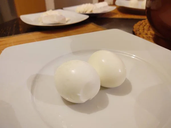 Beyaz Tabakta Haşlanmış Yumurta — Stok fotoğraf