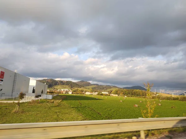 木々や山への景色を持つ草原 スロバキア — ストック写真