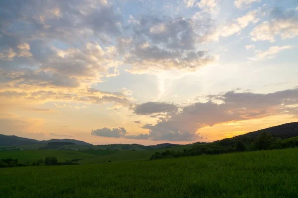 Matahari Terbenam Dan Terbit Dengan Awan Berwarna Warni Slowakia — Stok Foto