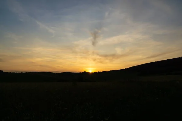 Vacker Utsikt Över Fältet Vid Solnedgången — Stockfoto