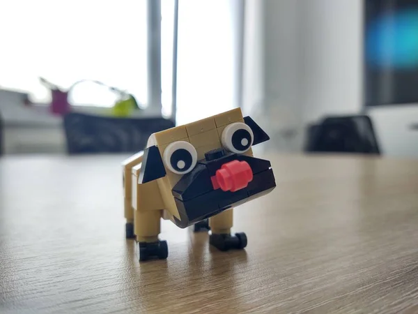 Pies Zabawka Tle Stołu — Zdjęcie stockowe