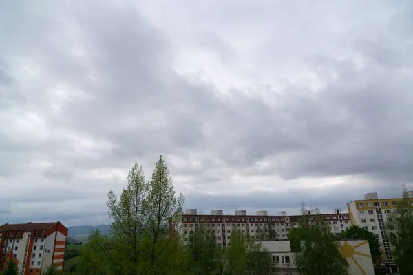 Облачное Небо Над Европейским Городом — стоковое фото