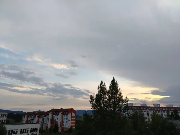 街の建物の上に日の出や日没 スロバキア — ストック写真