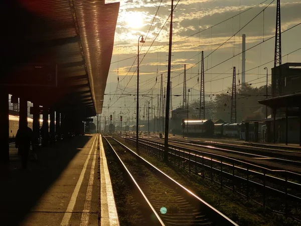Tren istasyonunda tren rayları.