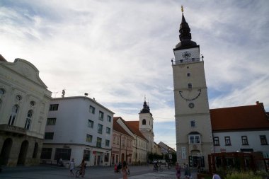 Zilina şehrindeki binaların üzerinde gün doğumu ve günbatımı. Slovakya 