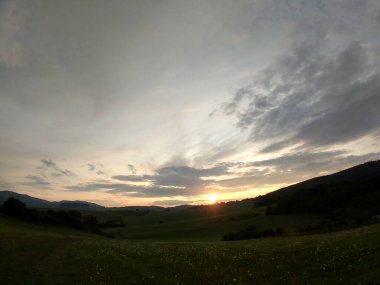 Renkli bulutlarla gün batımı ve gün doğumu. Slovakya
