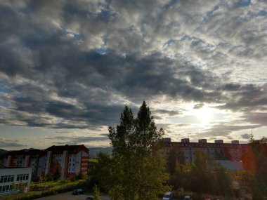 Tepeler ve kasabanın üzerinde gün doğumu ya da gün batımı. Slovakya