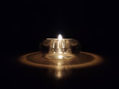 Mum masada cam içinde yanıyor.