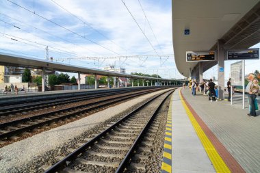 Tren istasyonunda tren bekleyen insanlar. 