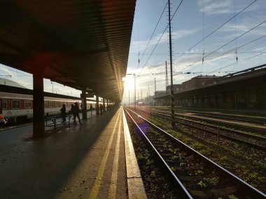 Tren istasyonunda tren rayları.