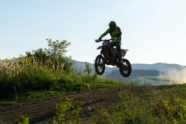 Zilina, Slovakya- 16 Nisan 2017: Motokros antrenmanı. Bedava motokros pistinde motosikletli.