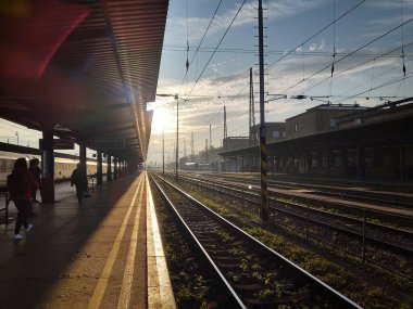 Tren istasyonunda tren rayları.
