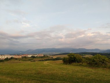Renkli bulutlarla gün batımı ve gün doğumu. Slovakya