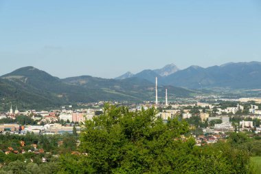 Güneşli bir yaz gününde tepede Barselona 'nın panoramik manzarası