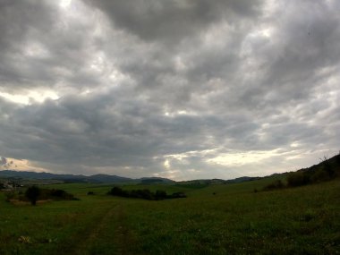 Renkli bulutlarla gün batımı ve gün doğumu. Slovakya