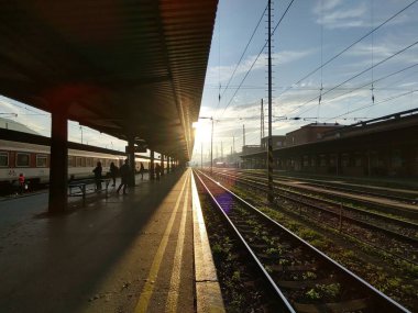 Tren istasyonunda tren rayları.