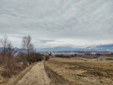 Avrupa şehrinde gün batımı zamanı