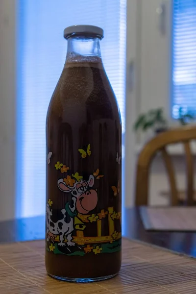 Γυάλινο Μπουκάλι Ποτό Στο Παρασκήνιο Κοντά — Φωτογραφία Αρχείου