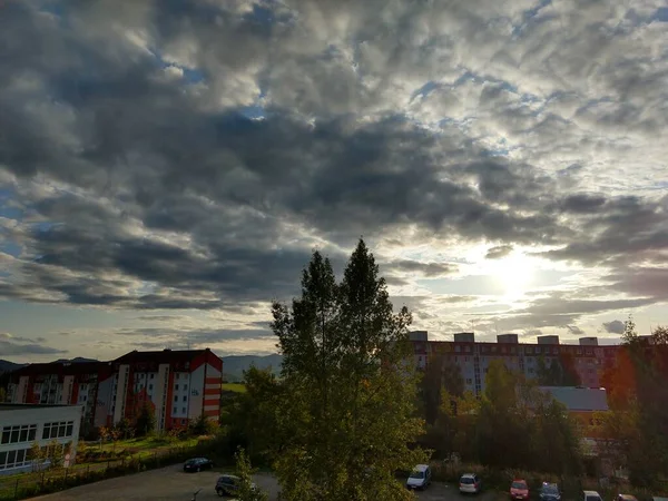 Sonnenaufgang Oder Sonnenuntergang Über Den Hügeln Und Der Stadt Slowakei — Stockfoto
