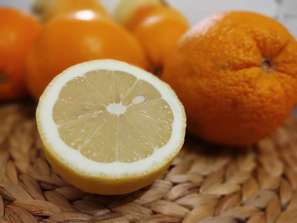 Naranjas Frescas Limón Cocido Mesa Madera — Foto de Stock