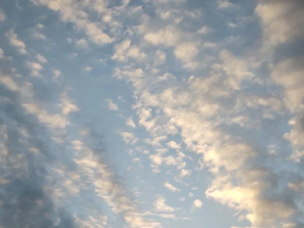 雲の日の時間帯の青空が — ストック写真