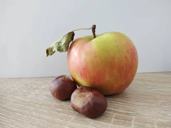 Свіже Яблуко Каштани Фоні Столу — стокове фото