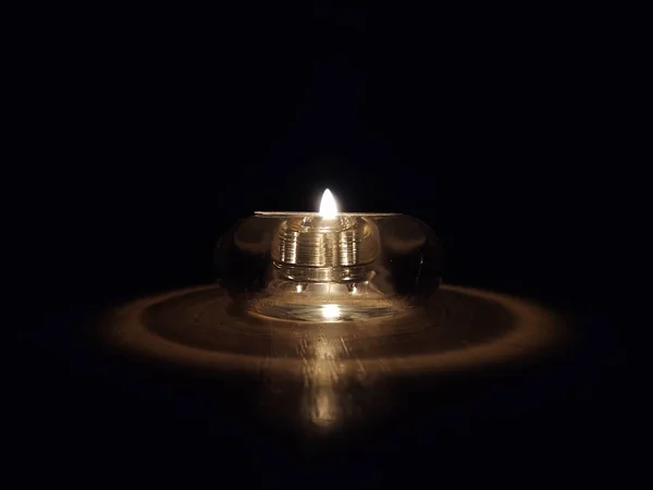 テーブルの上のガラスで燃えるキャンドル — ストック写真