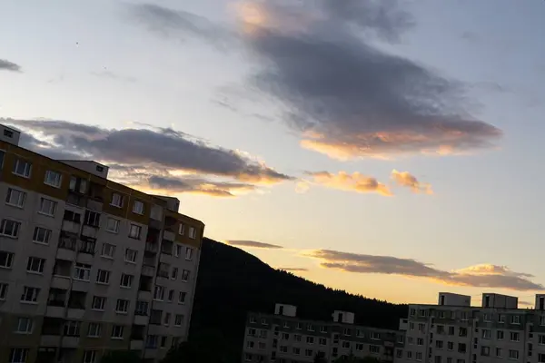 Ανατολή Ηλιοβασίλεμα Πάνω Από Κτίρια Της Πόλης Σλοβακία — Φωτογραφία Αρχείου