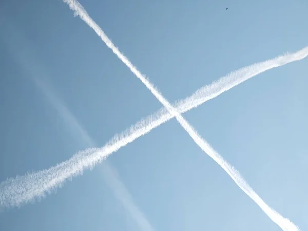 Vliegtuigsporen Blauwe Lucht — Stockfoto