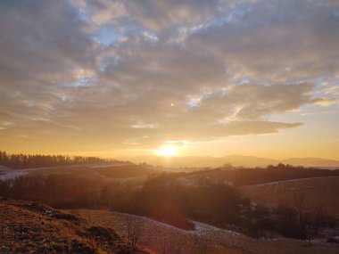 Dramatik renkli bulutlar ile gün batımı ve gün doğumu. Slovakya