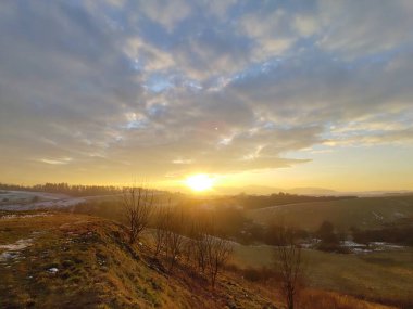 Dramatik renkli bulutlar ile gün batımı ve gün doğumu. Slovakya