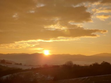 Dramatik renkli bulutlar ile gün batımı ve gün doğumu. Slovakya