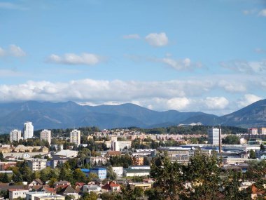 Zilina şehrindeki binaların üzerinde gün doğumu ve gün batımı. Slovakya