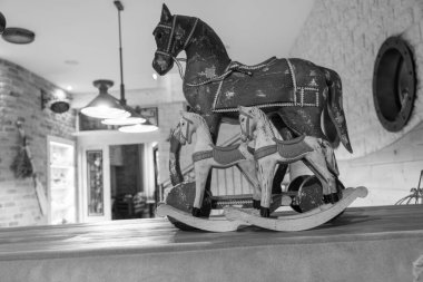 Restorandaki dekoratif sallanan atlar.