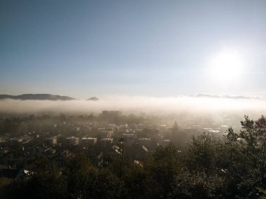 Zilina şehrindeki binaların üzerinde gün doğumu ve gün batımı. Slovakya