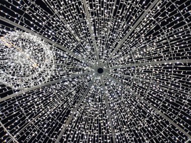 Siyah arka planda aydınlatılmış Noel ışıkları 