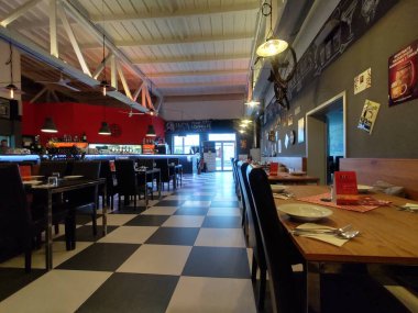 Restoranın içindeki modern bar.