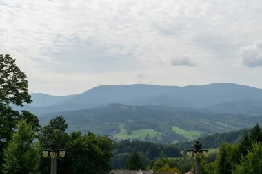 Ağaçlı ve manzaralı çayırda güzel bir sabah. Slovakya