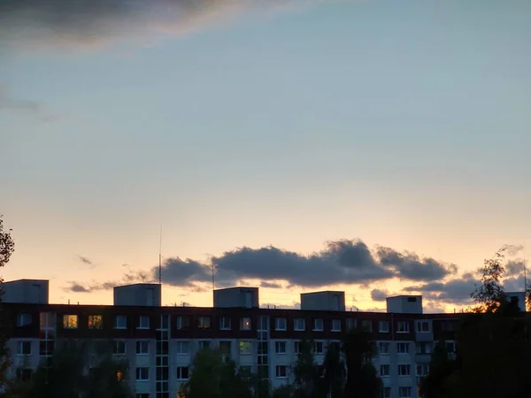 日の出や丘や町の上に夕日 スロバキア — ストック写真