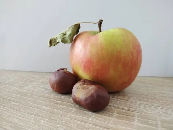 Čerstvé Jablko Kaštany Pozadí Stolu — Stock fotografie