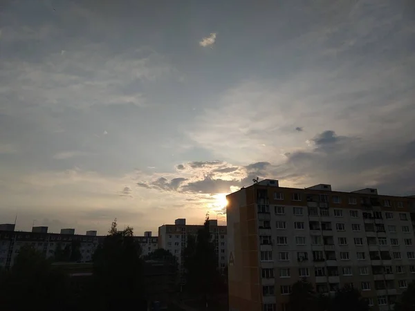 日出或日落笼罩着城市的建筑物 斯洛伐克 — 图库照片