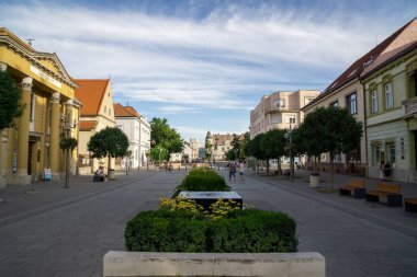 Zilina şehrindeki binaların üzerinde gün doğumu ve günbatımı. Slovakya 
