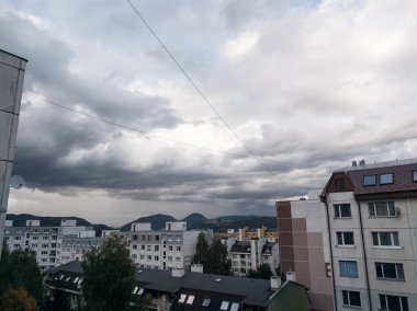 Tepeler ve kasabanın üzerinde gün doğumu ya da gün batımı. Slovakya